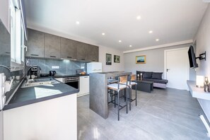 Fridge, oven, stovetop, coffee/tea maker