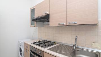 Kühlschrank, Ofen, Herdplatte, Wasserkocher