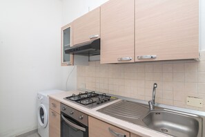 Refrigerador, horno, parrilla de estufa y tetera eléctrica