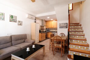 TV, fireplace - Bungalow 'Villa Ines' with Sea View, Private Terrace and Air Conditioning (Santa Pola)