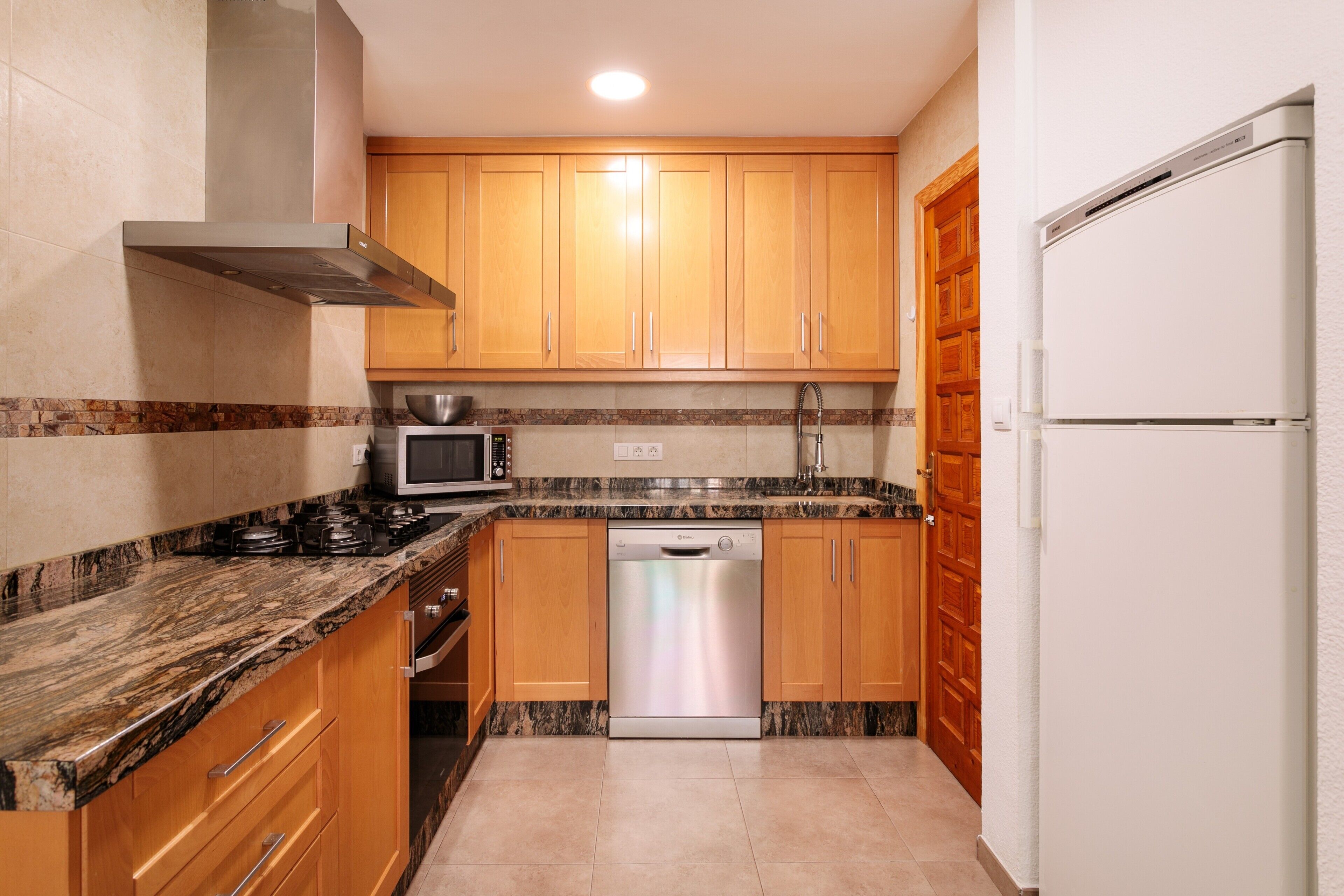 冷蔵庫、電子レンジ、オーブン、コンロ