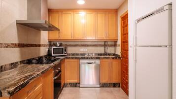 冷蔵庫、電子レンジ、オーブン、コンロ