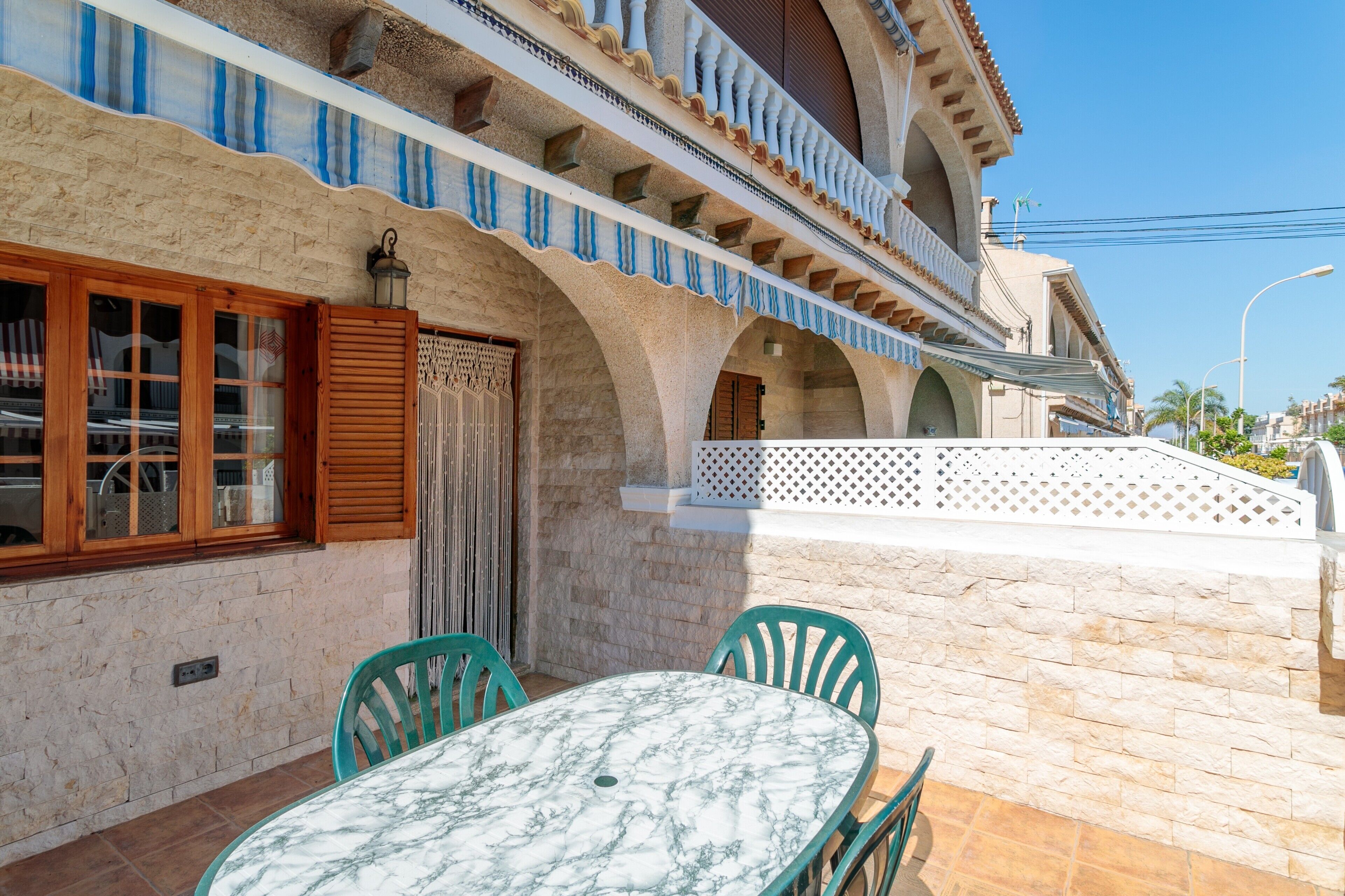 屋外ダイニングエリア