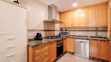 Frigorífico, microondas, horno y placa de cocina