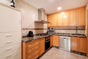 Een koelkast, een microgolfoven, een oven, een kookplaat