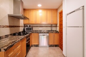 Jääkaappi, mikroaaltouuni, uuni, liesi