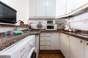 ثلاجة، ميكروويف، فرن، موقد طهي مسطح