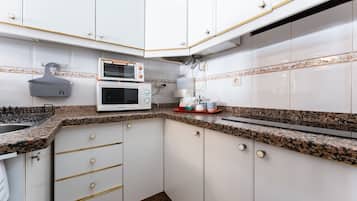 Een koelkast, een microgolfoven, een oven, een kookplaat