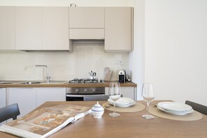 冷蔵庫、オーブン、コンロ、食器洗い機