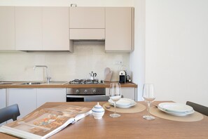 Kühlschrank, Ofen, Herdplatte, Geschirrspüler