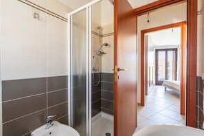 Douche, sèche-cheveux, serviettes fournies