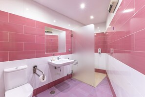 Ducha, secador de pelo y toallas