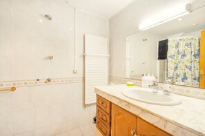 Douche, articles de toilette gratuits, sèche-cheveux