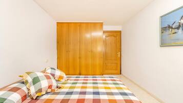 3 slaapkamers, een strijkplank/strijkijzer, gratis wifi, beddengoed
