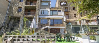 Appartement 'Cal Confianza' met Uitzicht op de Bergen, Eigen Tuin en WiFi