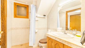 Shower, free toiletries, hair dryer, towels