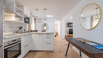 Frigorífico, microondas, horno y placa de cocina