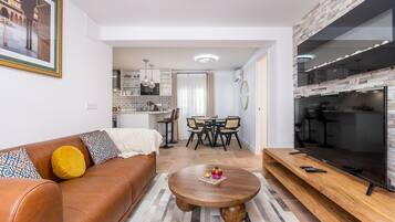 Een televisie en een open haard