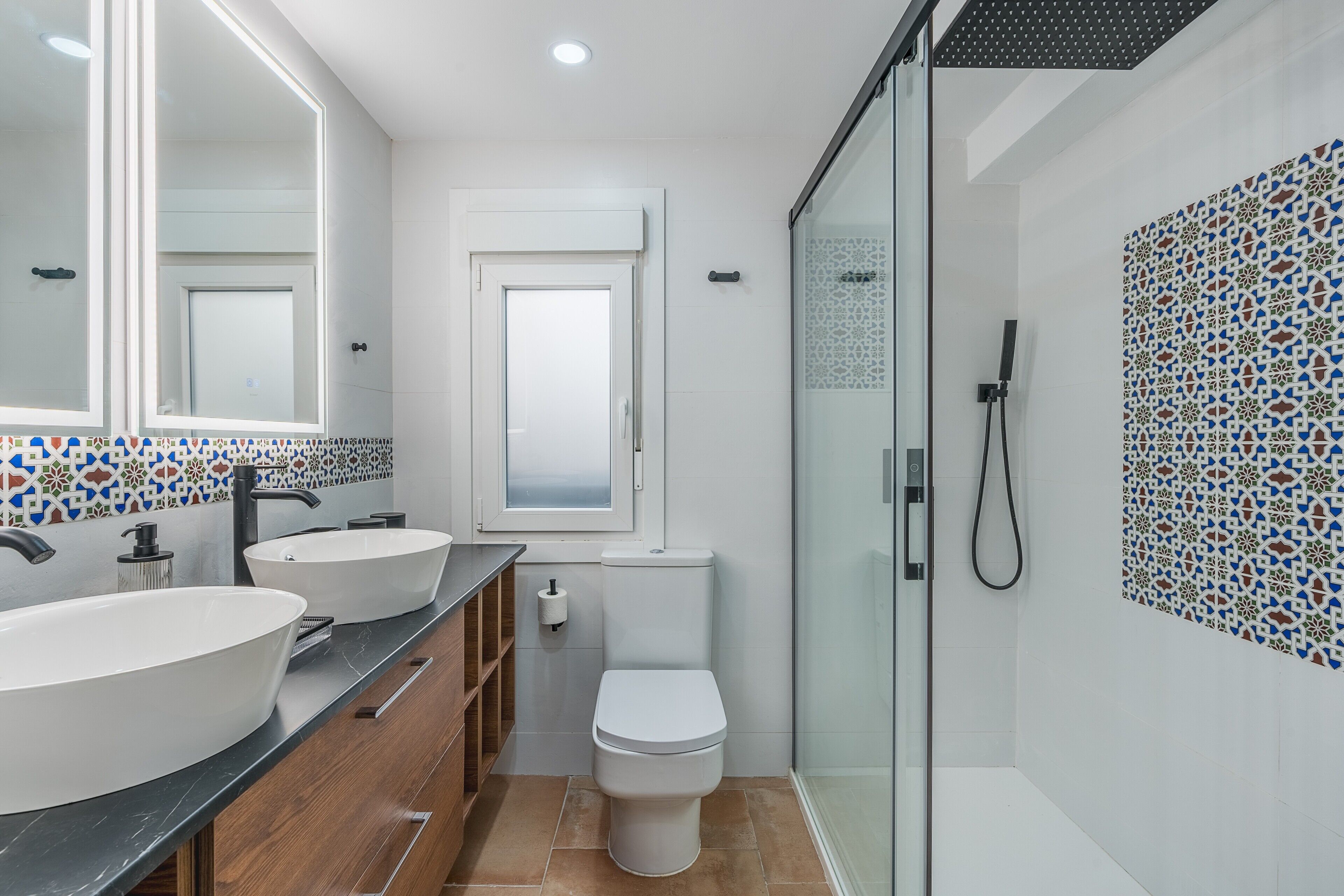 Een douche, een haardroger, handdoeken