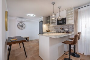 Jääkaappi, mikroaaltouuni, uuni, liesi