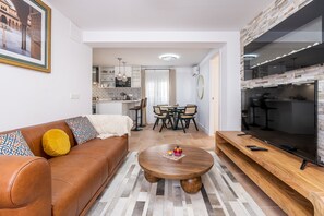 TV, fireplace - Casa al Andalus: Chic, Serene & Posh City Center Pad with WiFi and air conditioning! (Granada)