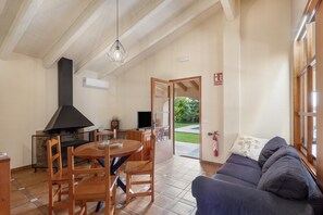 Televisión, chimenea, mesa de ping pong
