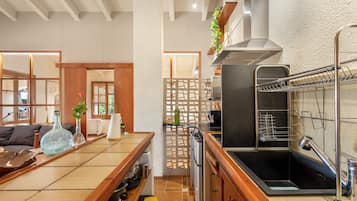 Kühlschrank, Mikrowelle, Herdplatte, Wasserkocher mit Kaffee-/Teezubehör