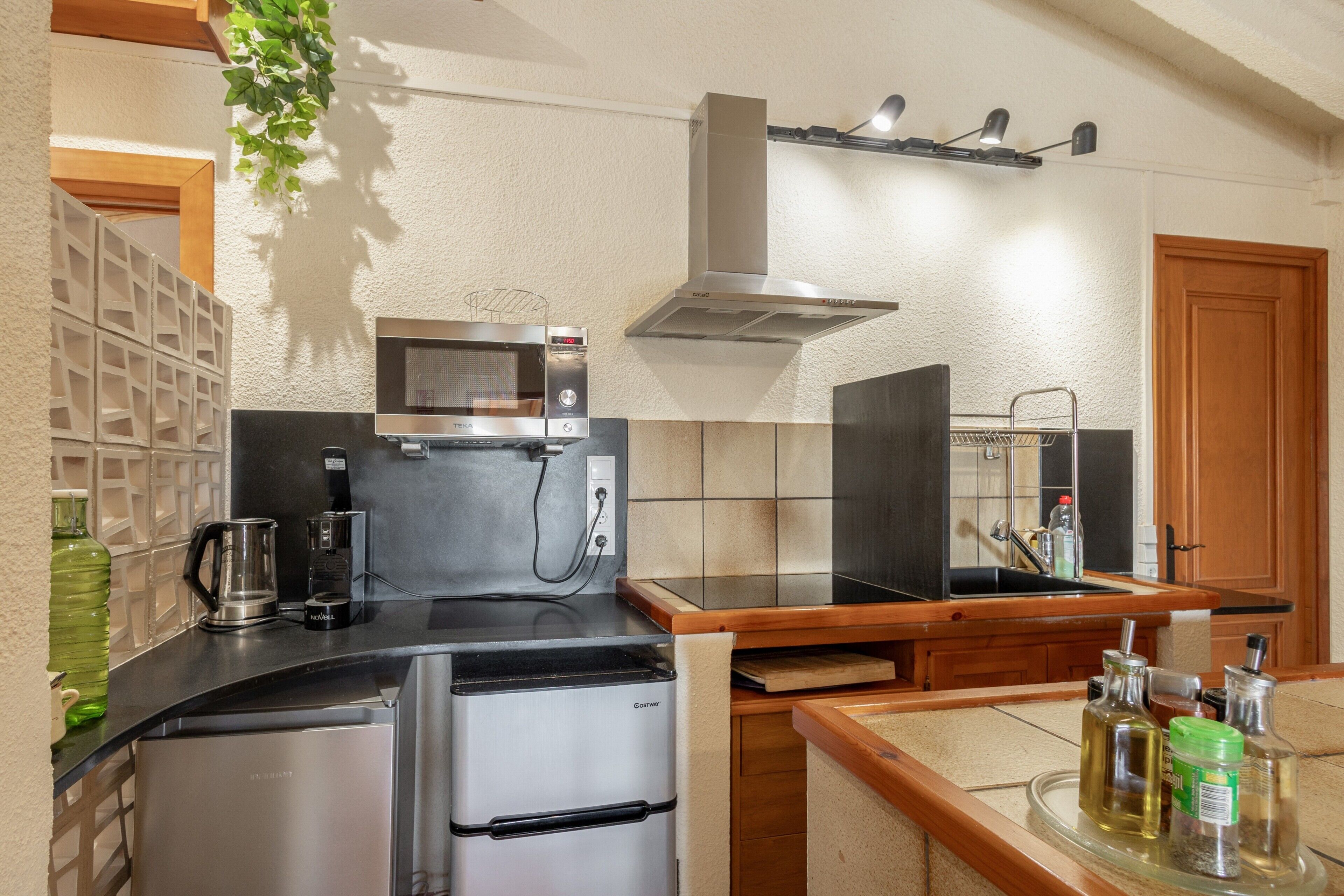 Una cucina moderna con forno a microonde, tostapane e macchina del caffè.