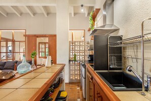 Réfrigérateur, micro-ondes, plaque de cuisson, cafetière/bouilloire