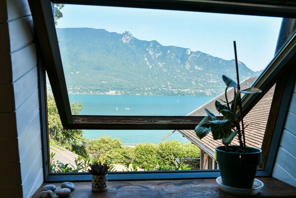 Interior - Holiday Home 'La Maison Du Lac' with Lake View, Private Pool and Wi-Fi (Tresserve)