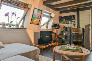 TV, video games, DVD player - Holiday Home 'La Maison Du Lac' with Lake View, Private Pool and Wi-Fi (Tresserve)