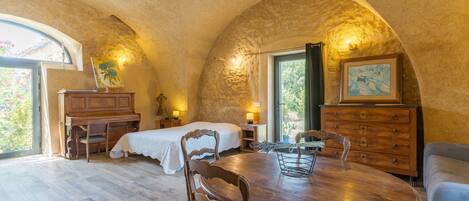 Fer et planche Ă repasser, accĂšs au Wi-Fi (inclus), literie fournie