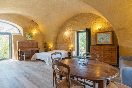 Iron/ironing board, free WiFi, bed sheets. Studio Apartment 'L'Amaryflor' with Private Garden