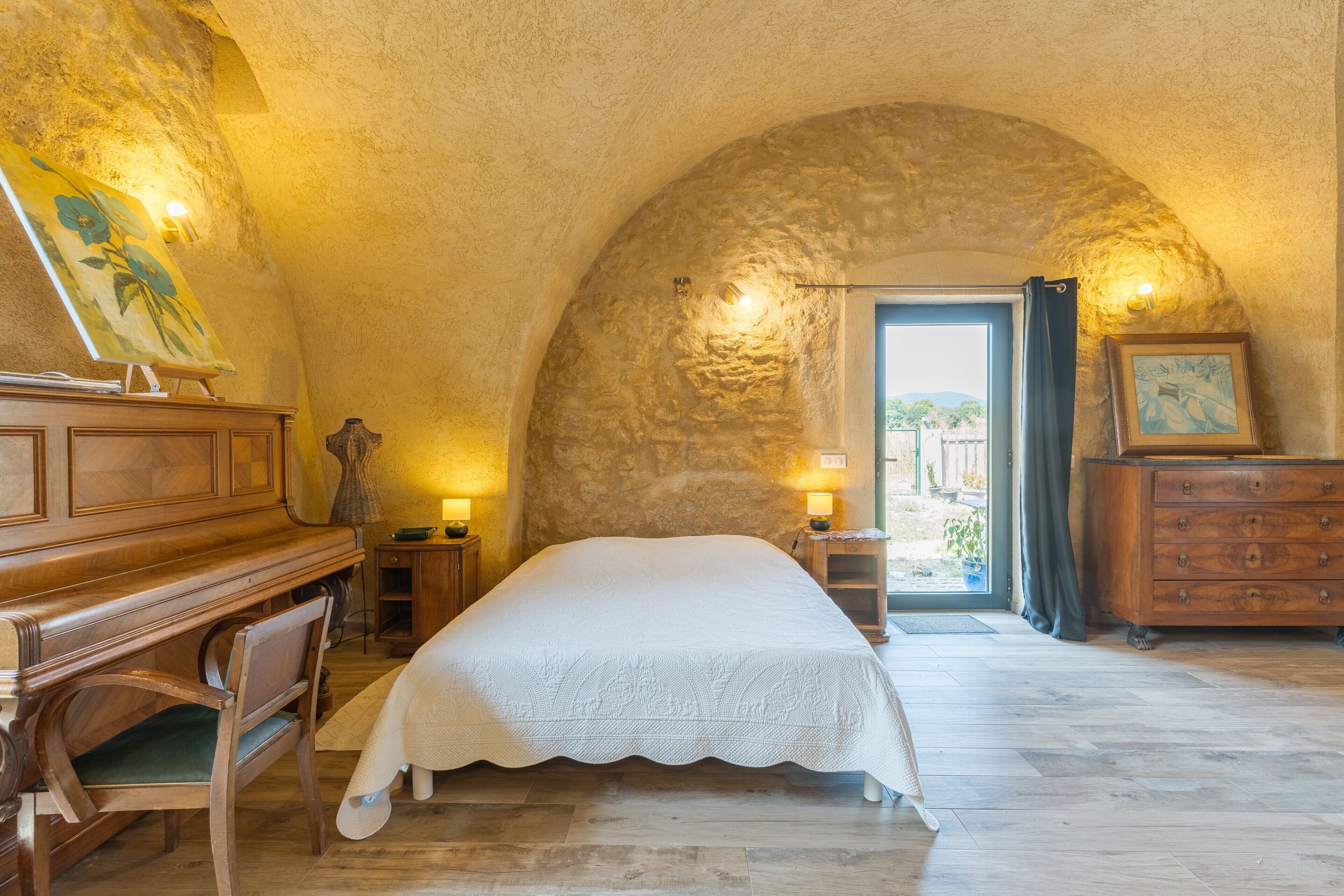 Tabla de planchar con plancha, wifi gratis, ropa de cama