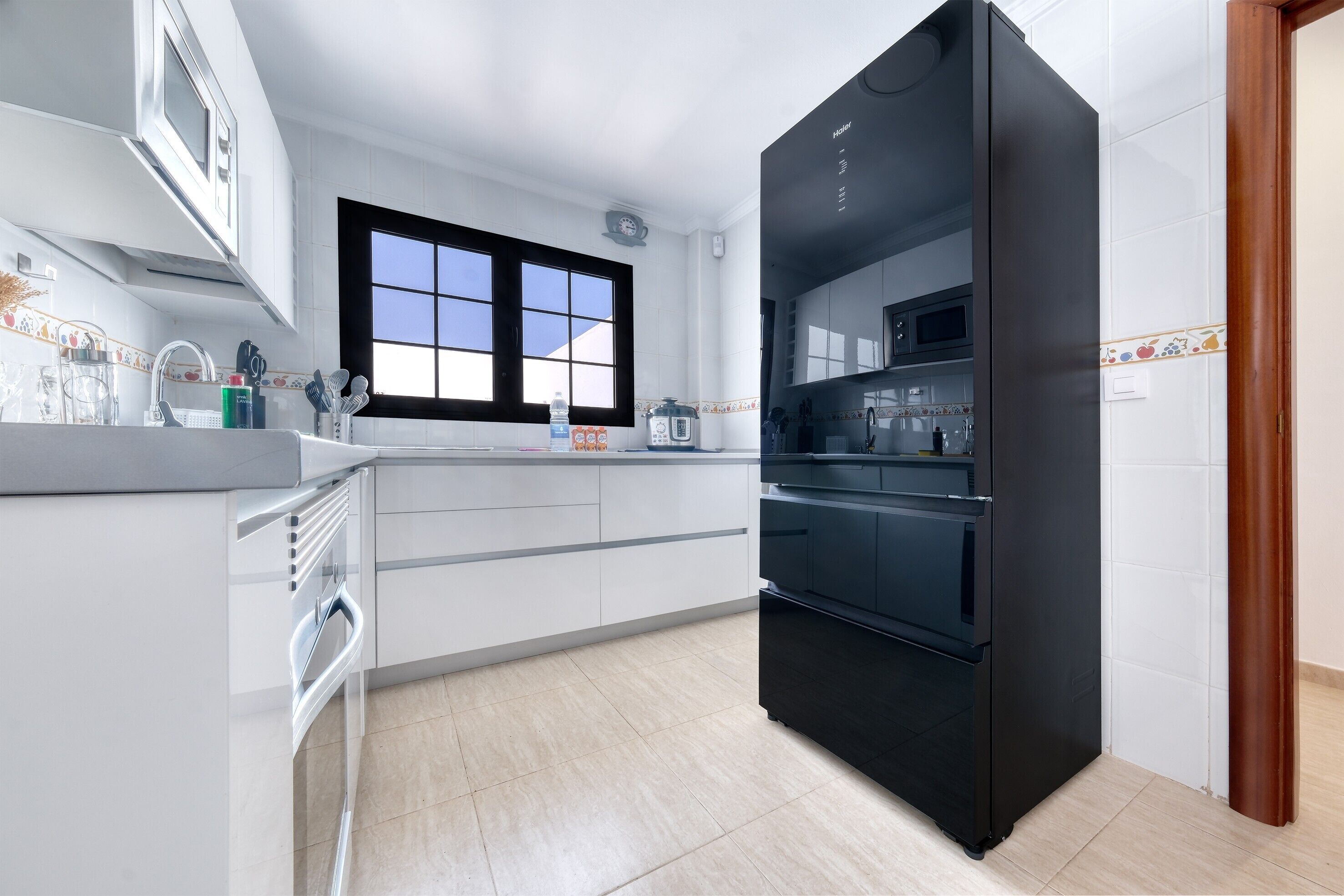 Jääkaappi, mikroaaltouuni, uuni, liesi