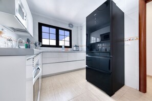 Kylskåp, mikrovågsugn, ugn och spishäll