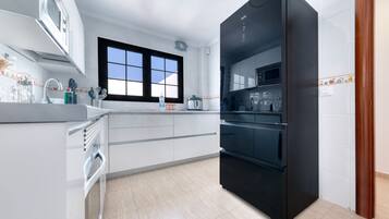 Frigorífico, microondas, horno y placa de cocina