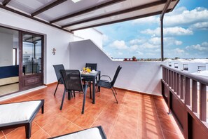Outdoor dining - Vacation Apartment 'Casa Yare, Shared Pool, Air-con' with Sea View, Wi-Fi and Air Conditioning (Teguise)