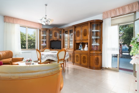 TV. Casa vacanze 'Casa Monica' con terrazza e giardino in comune