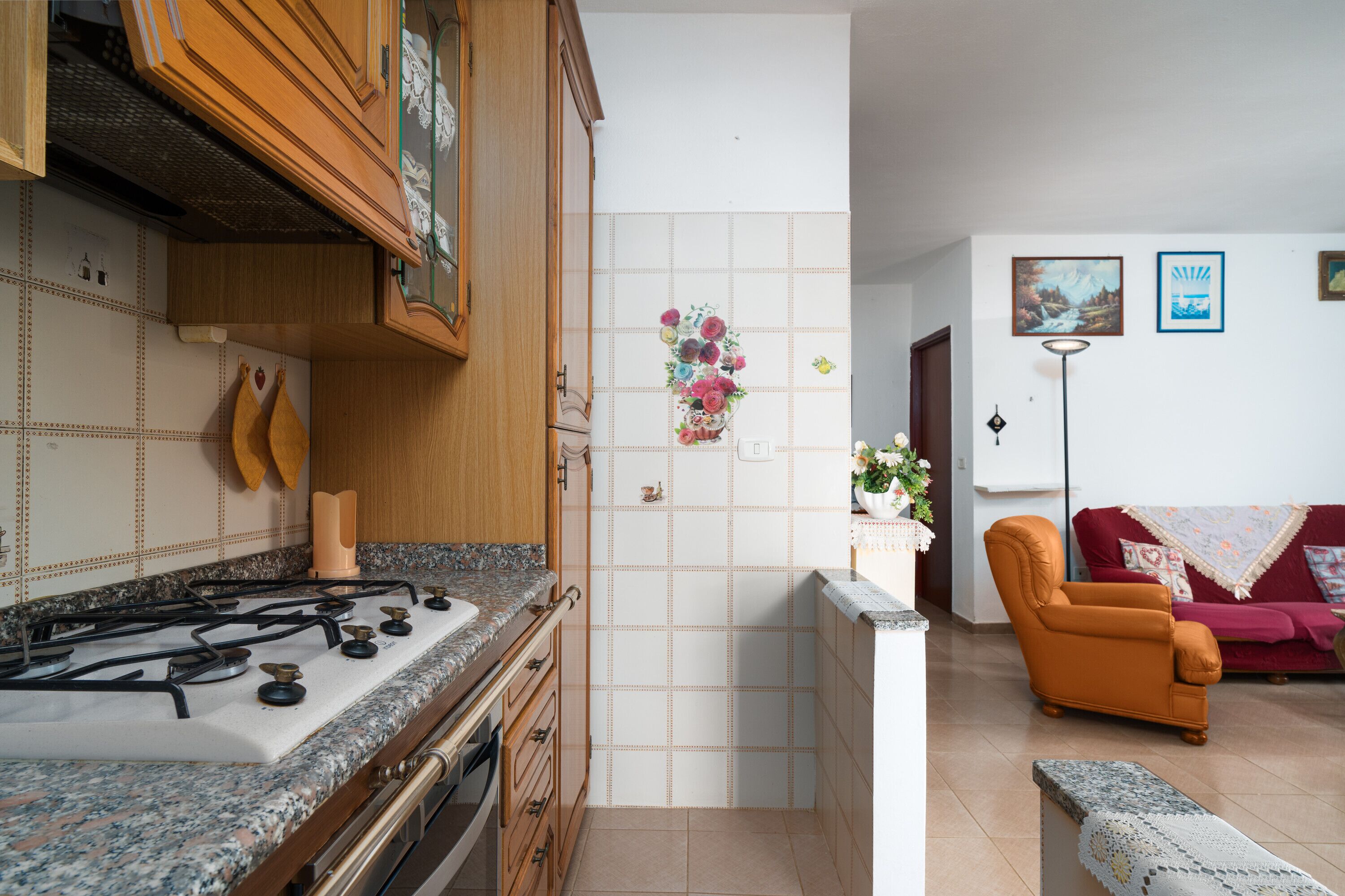 Oven, stovetop, coffee/tea maker, cookware/dishes/utensils