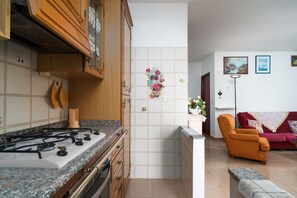 Oven, stovetop, coffee/tea maker, cookware/dishes/utensils