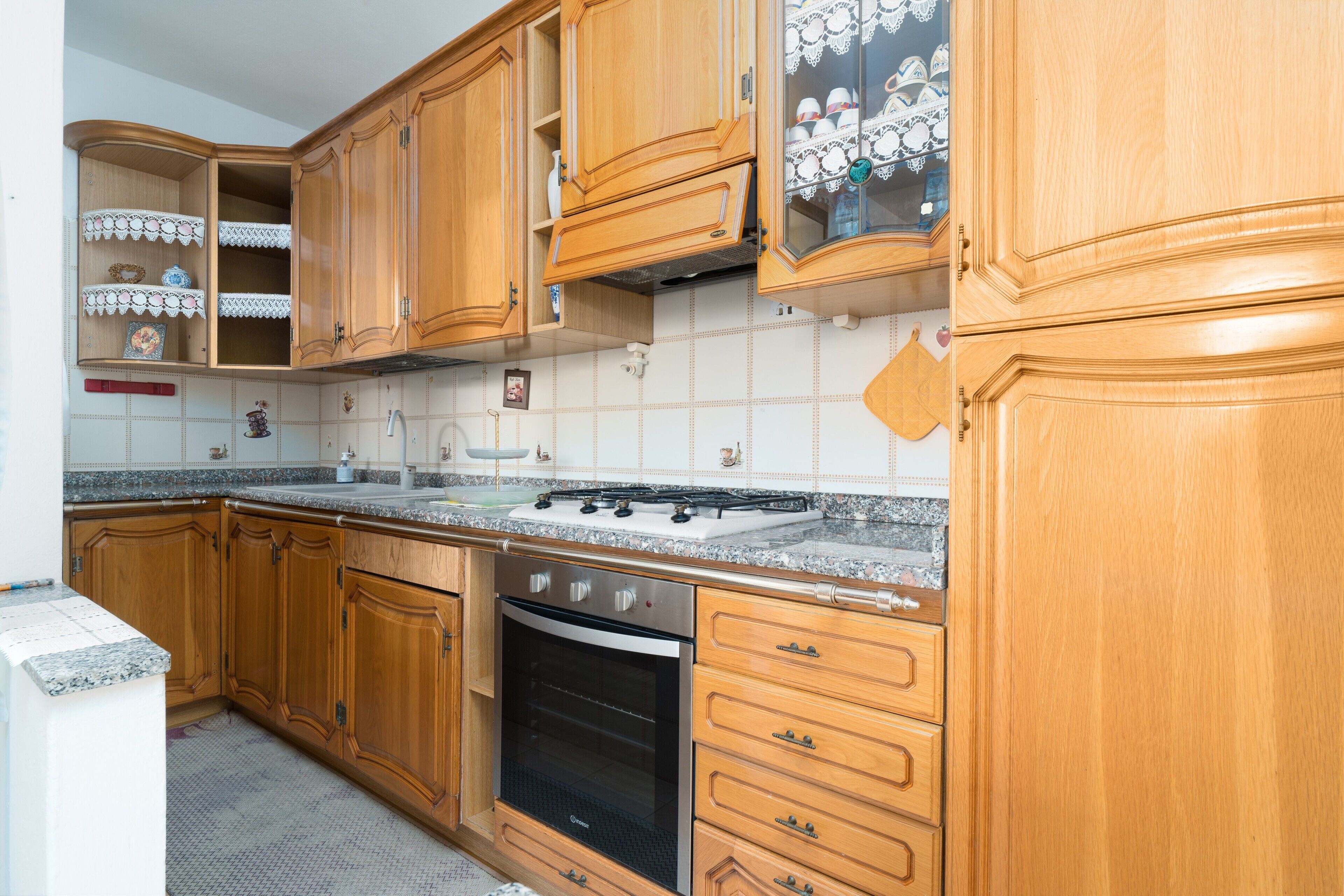 Ofen, Herdplatte, Wasserkocher mit Kaffee-/Teezubehör