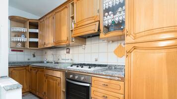 Ofen, Herdplatte, Wasserkocher mit Kaffee-/Teezubehör