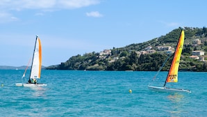 Two sailboats on a calm sea with a hilly coastline in the background. - Studio Apartment 'S8' with Sea View, Wi-Fi and Air Conditioning (Lefkada)