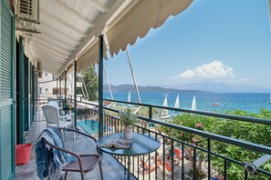 Outdoor dining - Studio Apartment 'S8' with Sea View, Wi-Fi and Air Conditioning (Lefkada)