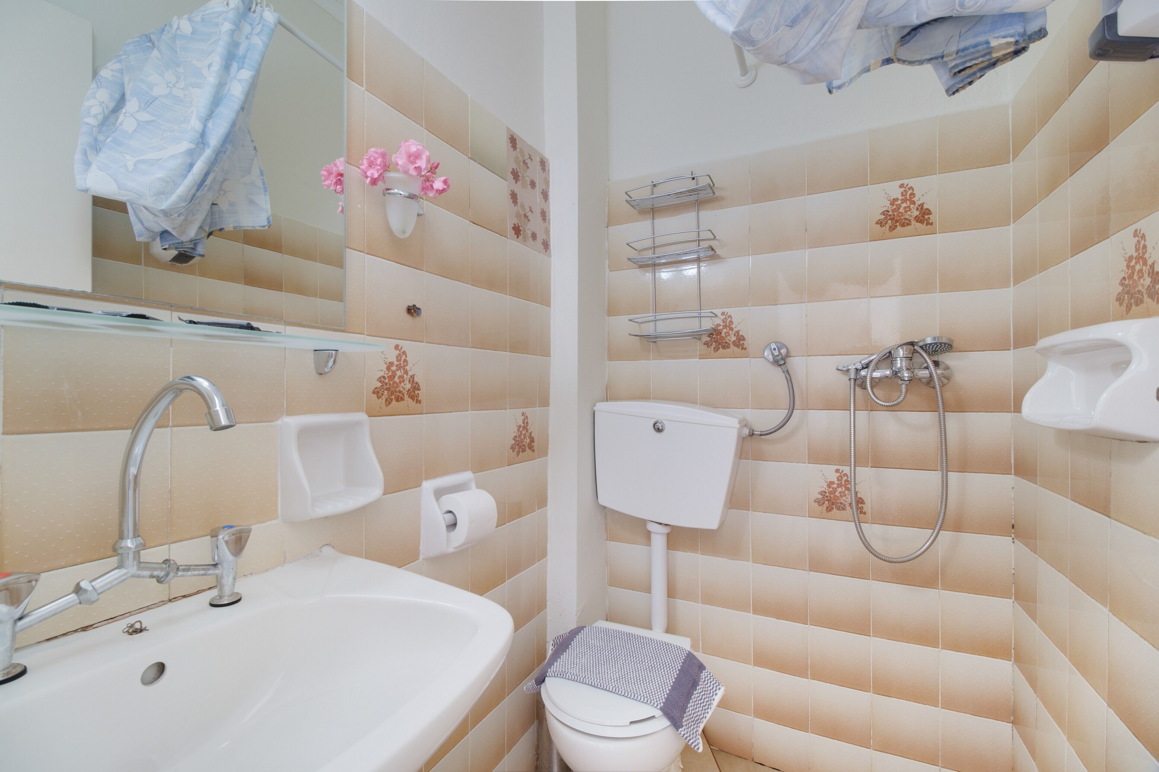 Douche, sèche-cheveux, serviettes fournies