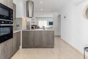 Kjøleskap, mikrobølgeovn, oppvaskmaskin og kaffetrakter/tekoker