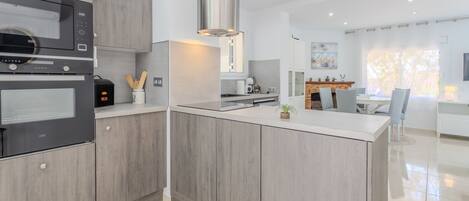 Réfrigérateur, micro-ondes, lave-vaisselle, cafetière/bouilloire