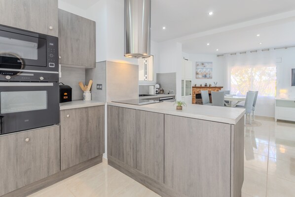 Kjøleskap, mikrobølgeovn, oppvaskmaskin og kaffetrakter/tekoker