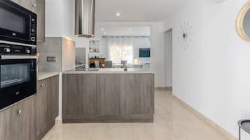 Frigorifero, microonde, lavastoviglie, macchina per tè/caffè